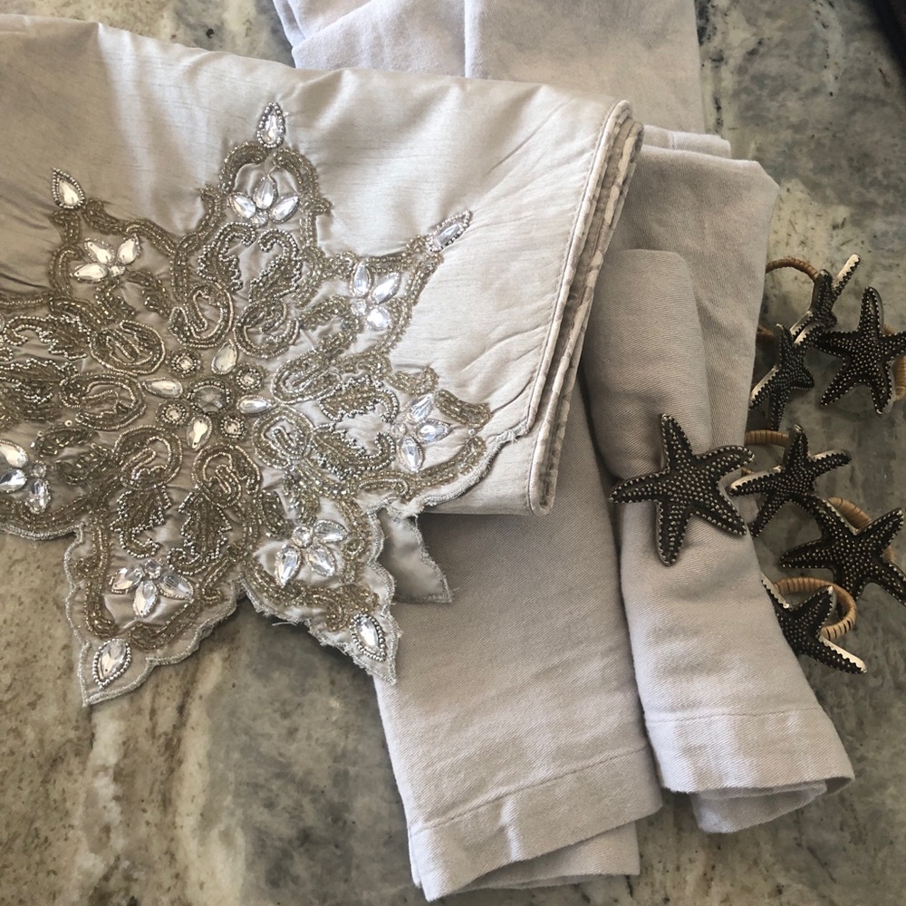 Table runner, napkins and napkin rings